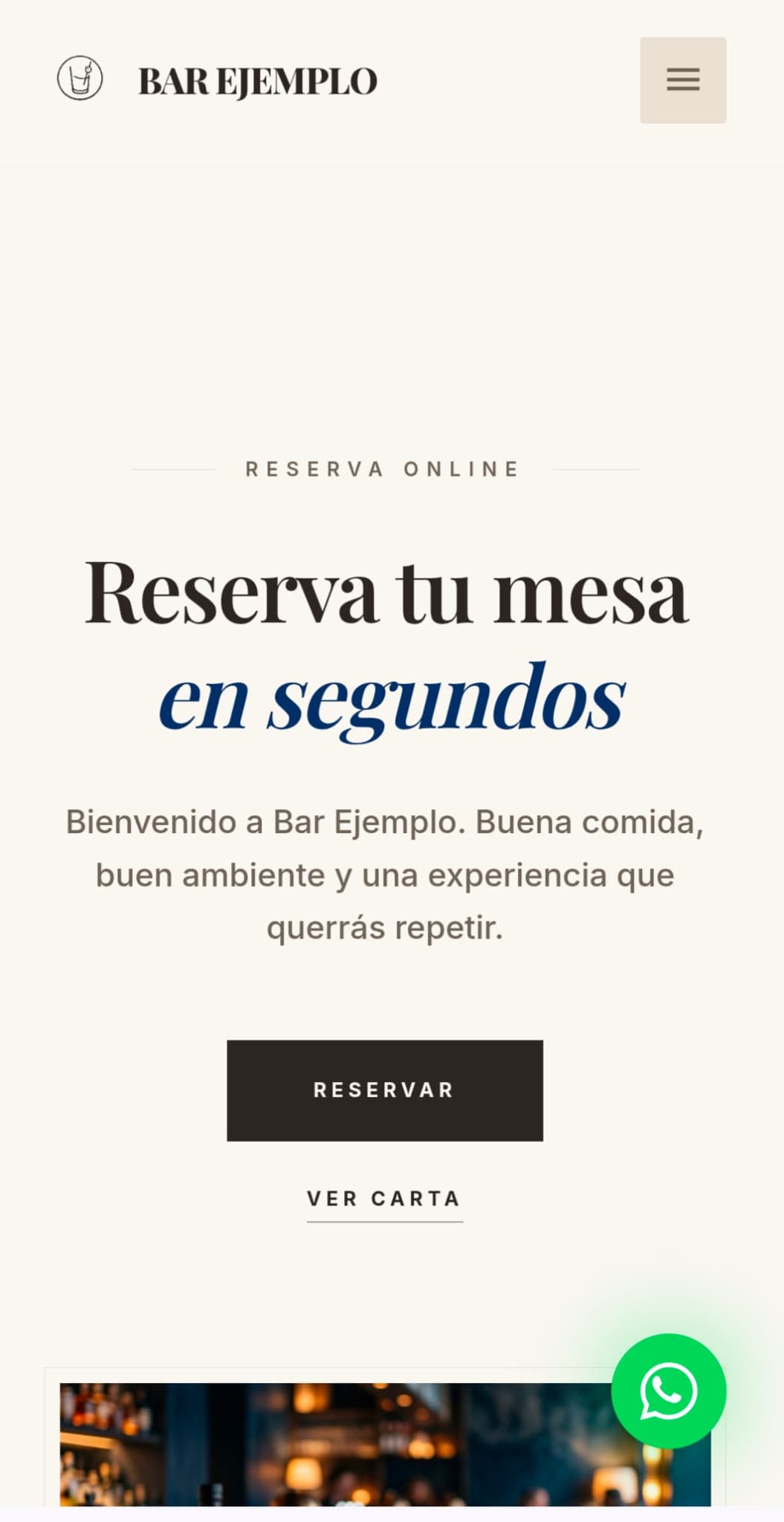 Smartphone moderno mostrando la web de un restaurante elegante